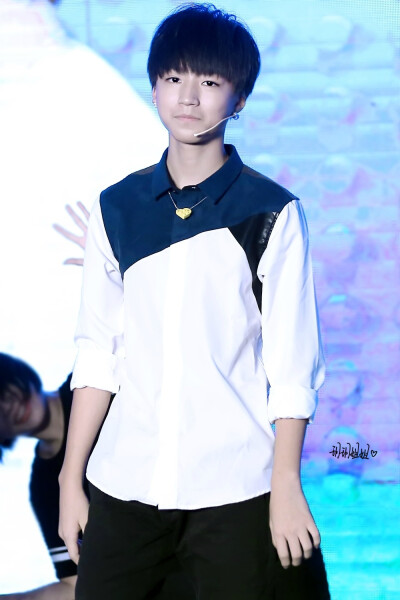 TFBOYS王俊凯 王俊凯，2014.10.17星钻圆梦计划公益活动 cr.logo