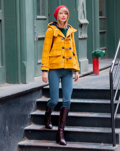 TAYLOR SWIFT - leaving her apartment [14/12/08]