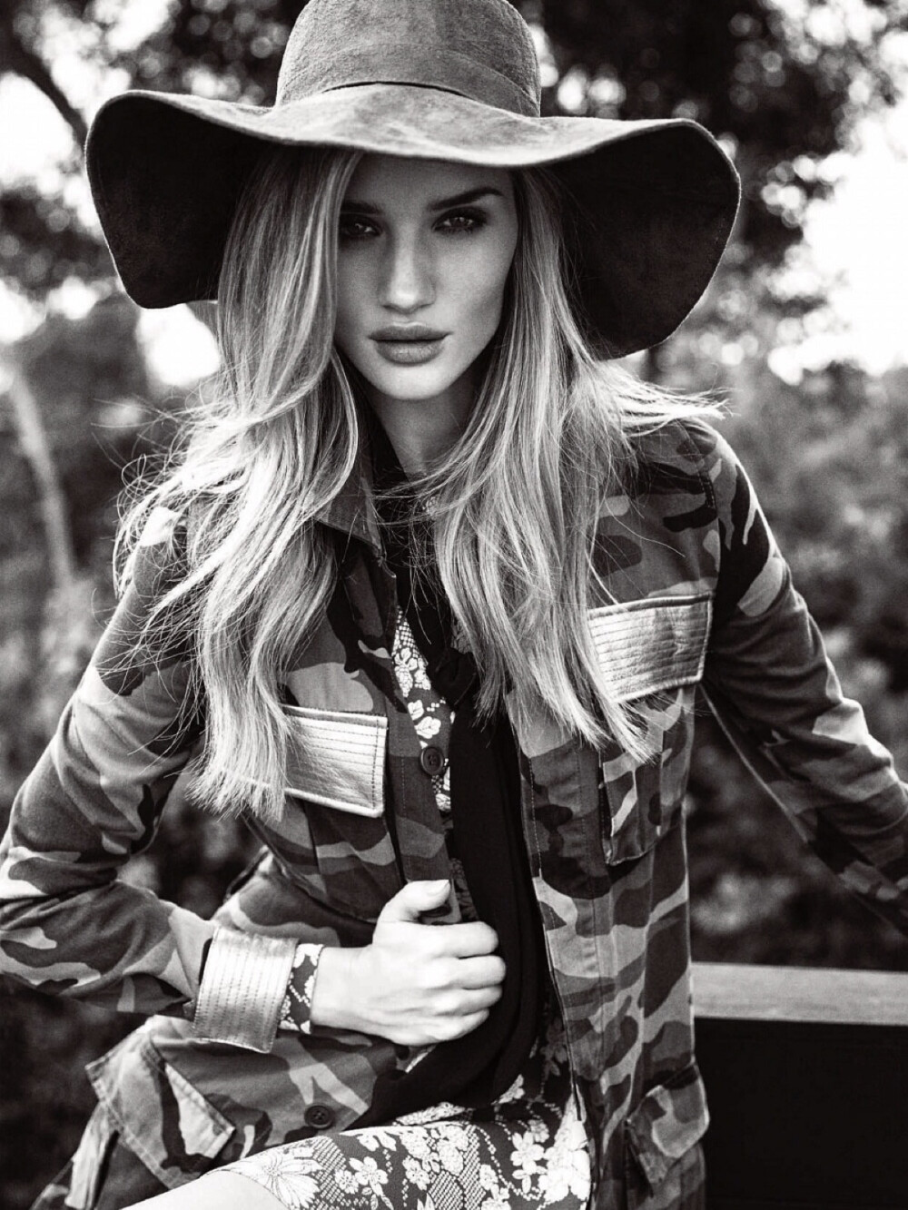 超模Rosie Huntington-Whiteley演绎英国版《ELLE》2015年2月刊封面 #超模 #维秘天使 #黑白