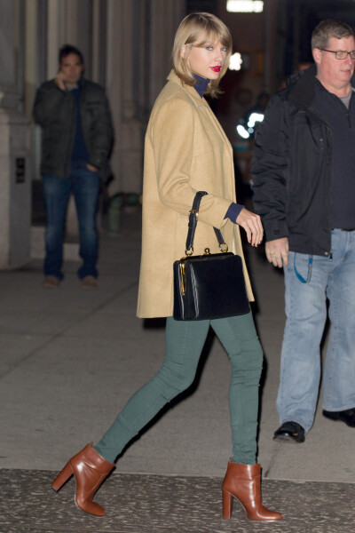 TAYLOR SWIFT - leaving her apartment [14/12/15]