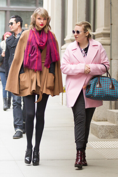 TAYLOR SWIFT - hanging out with her friend Lena Dunham [14/12/20]