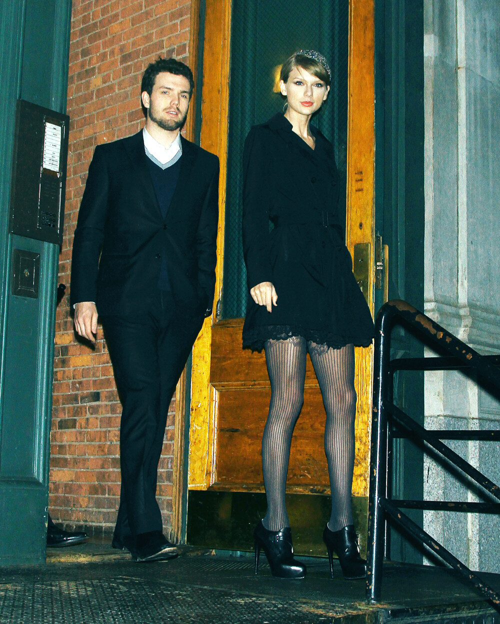 TAYLOR SWIFT - heading out to the city with her brother Austin [14/12/22]