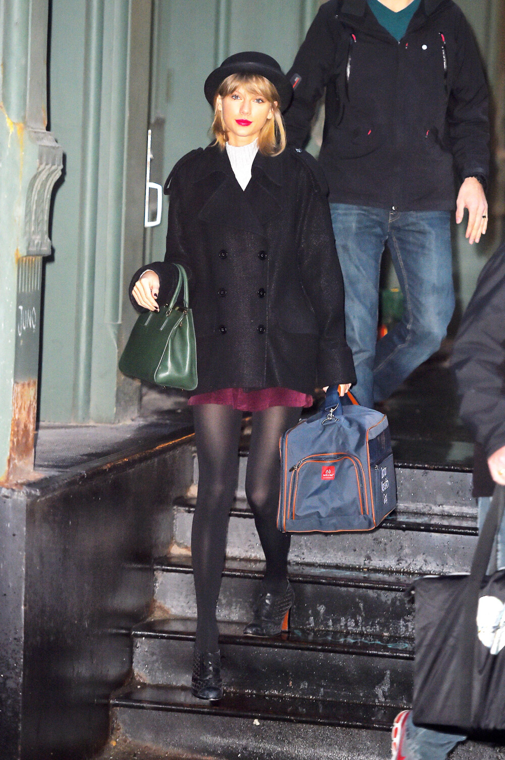 TAYLOR SWIFT - leaving her apartment [15/01/03]