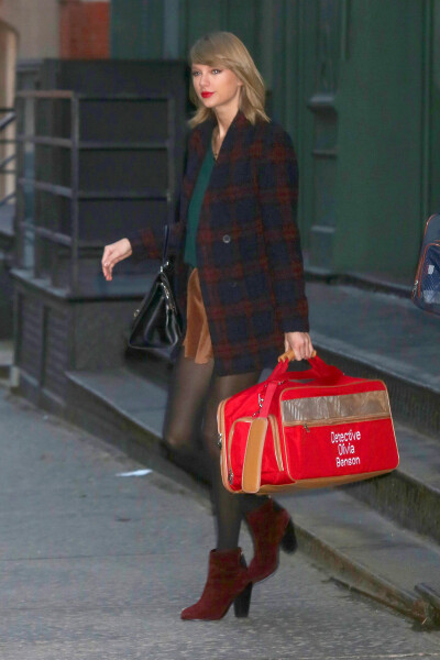 TAYLOR SWIFT - leaving her apartment with her cats Olivia and Meredith[15/01/19]