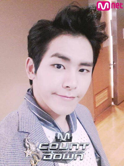 150205 MCD官推更新#HOYA#1P：#INFINITE H#不是向#漂亮#的女人发送的消息，仅仅是两个男人太漂亮了才创作的歌不是吗？因为#HOYA#花样的美貌产生的吧？今晚6点(韩国时间)死守MCD本放!!【翻译by灿哥 转载请注明2Blegen…