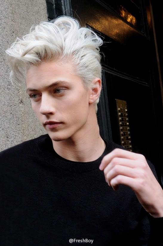  ＃最爱这个侧脸＃上个月男装周最红的银发小鲜Lucky Blue Smith，16岁，身长1米9，模特，帅爆了