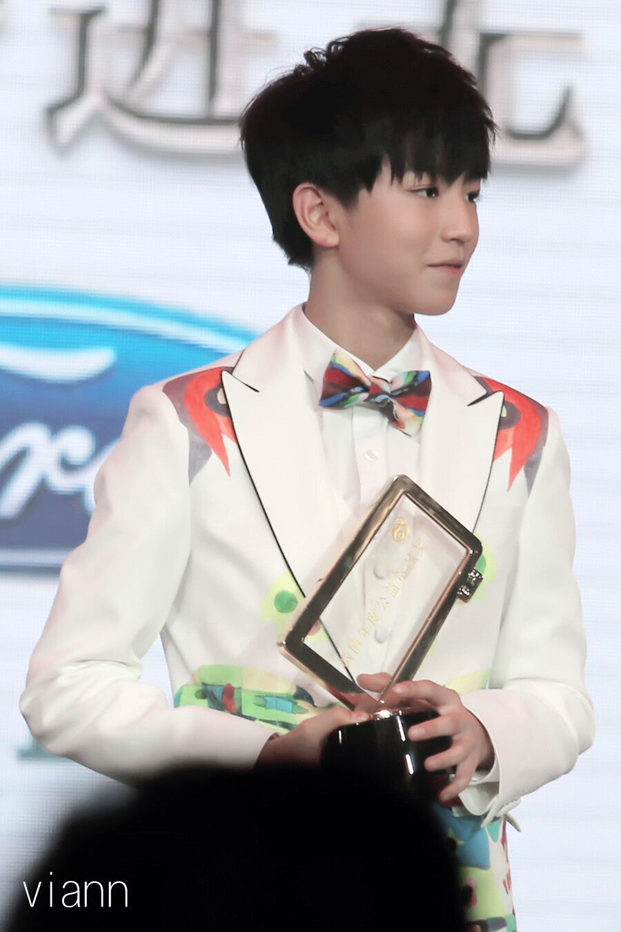 TFBOYS王俊凱 王俊凱，2015.01.15微博之夜活動紅毯 cr.logo