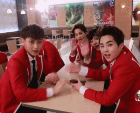 EXO 黄子韬 Tao 金钟仁 Kai 朴灿烈 Chanyeol 金珉硕 Xiumin KFC更新#EXO#CF拍摄花絮【gif】