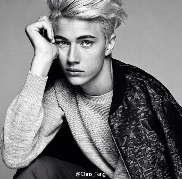 Lucky Blue Smith，虽然只有16岁，但是身高却达到了189，金发碧眼、阳光兼忧郁气质使他出现的地方都会有一群粉丝为他疯狂！！而颜值更是不输给任何一位男模。做模特之余，他还和三个姐姐一起组了个乐队，Lucky负责打鼓。