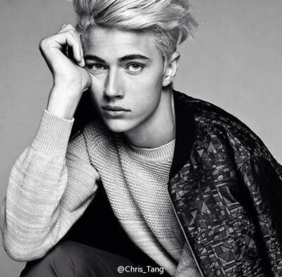 Lucky Blue Smith，虽然只有16岁，但是身高却达到了189，金发碧眼、阳光兼忧郁气质使他出现的地方都会有一群粉丝为他疯狂！！而颜值更是不输给任何一位男模。做模特之余，他还和三个姐姐一起组了个乐队，Lucky负责打…