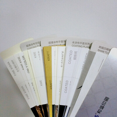#安利好货# 和谐印刷-纸样。安利个冷门的实用工具~除了各种纸种的材质和克数还有在上面的印刷效果。设计师做印刷品的时候可以参考~个人觉得还是蛮实用的。