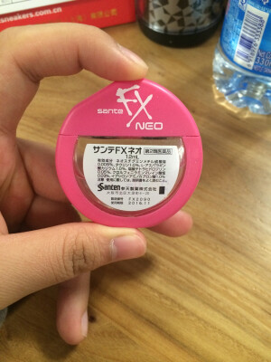 #安利好货#FX NEO的眼药水向来是参天去红血丝很棒的一款，对长期使用电脑的人来说可以很好的缓解眼疲劳。除了最开始的银装金装款，现在还有更适合妹纸们的粉色哦～#护眼小利器#