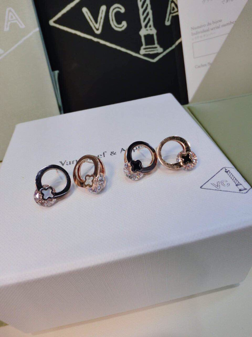 (Van Cleef &amp;amp; Arpels)✨梵克雅宝 黑白 贝母耳钉 德国进口钛钢材质 经典至极的魅物 必备必入✨50包邮