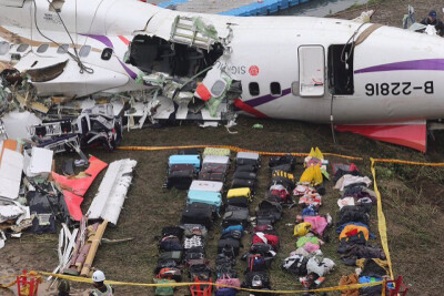 2015.02.05 台湾复兴航空ATR72客机坠毁现场，打捞上岸的机身残骸和旅客行李被安置在河边。中国台湾