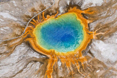 2015.02.05 从空中俯瞰大棱镜温泉 (Grand prismatic spring)湖面如同油彩般向外铺展，美国黄石国家公园。温泉因矿物质和微生物而显现出不同色彩。大棱镜温泉是世界第三大温泉。