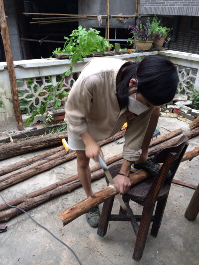 “牧男咖啡馆”小飞在给二楼阳台搭建植物棚架过程。 地址：广州市海珠区小洲村东庆大街7号。微博：牧男咖啡馆