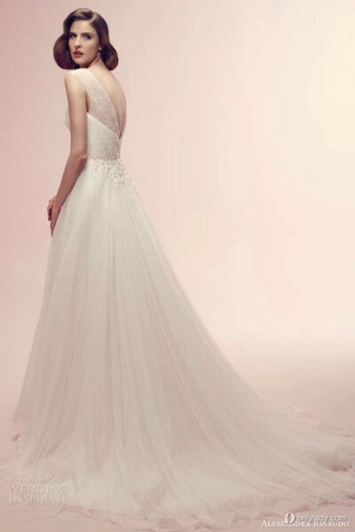 Alessandra Rinaudo 2014 bridal collection有着惊人的美丽与浪漫，是大多数新娘梦想的婚纱，它运用美丽的色彩，从最深的红宝石红色玫瑰到灰色和闪闪发光的香槟，还有令人惊叹的轮廓。