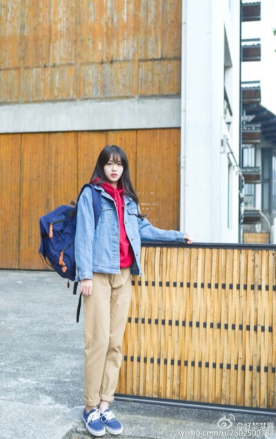 牛仔外套+卫衣+工装裤+经典vans，下半身搭配赞爆超文艺。店名白线流（原名森时计）的麻豆梦露，个人很喜欢~