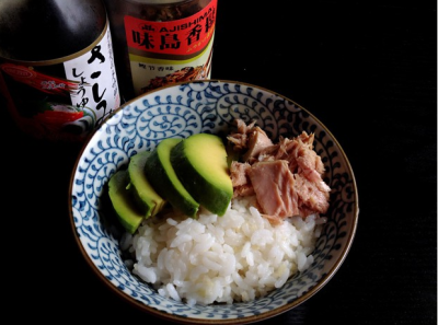 牛油果金枪鱼拌饭：牛油果半个，热米饭一碗，油浸金枪鱼罐头， 日式酱油（或生抽）味岛香松（或海苔碎、芝麻、盐、木鱼花），沙拉酱（蛋黄酱）。所有东西放在一起，拌好就开吃~