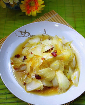 醋溜白菜帮：白菜帮、干辣椒、花椒、姜末、香醋、其他调味、做法：菜帮一定要斜着切成薄片.这样可以感觉不到太多的纤维.吃口更好.我喜欢有些花椒的风味.将花椒、辣椒、姜末倒少许油爆香.倒入切好的白菜帮.翻炒.最好是猛火炒.会更香.但家里往往不具备这个火力.尽力而为好了.白菜帮熟透之后.再加盐调味.不要一开始就下盐.会导致水分析出.影响口感.最后沿锅边倒入香醋（我不喜欢加糖.也可以糖醋按1:1混合倒入）快速翻炒一下即可有喜欢勾芡的.口感上也十分好。