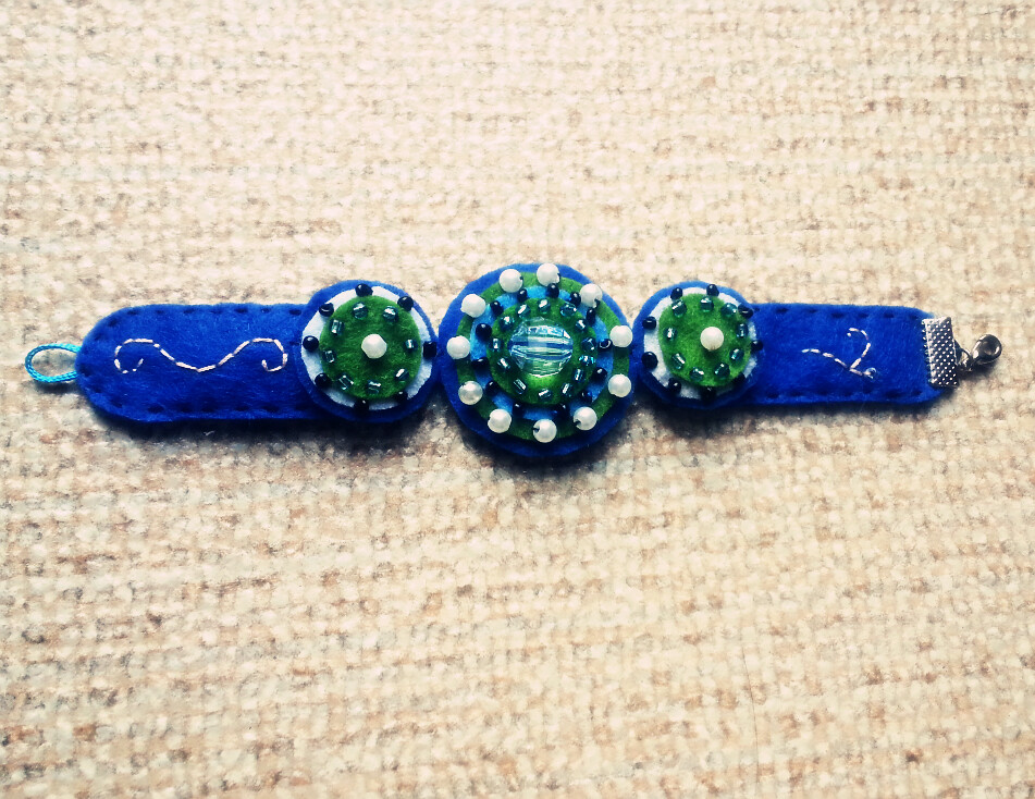 不织布和珠子的手链，深蓝色调~