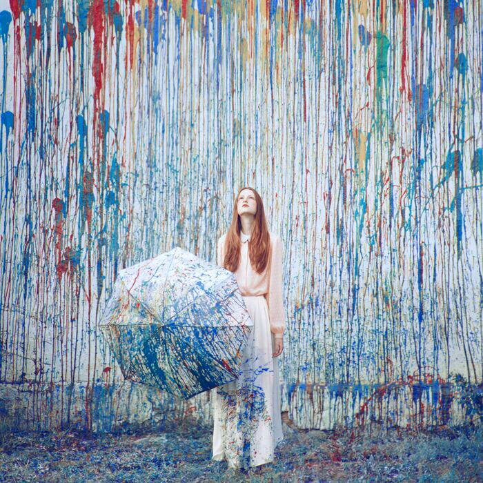 来自乌克兰的摄影师Oleg Oprisco，他喜欢拍摄人物照片，而且喜欢6X6的画幅。他的每幅照片似乎都有着自己的气氛，色调、构图、主题和情感才最终和谐共存于同一幅画面中。明亮干净的画，明媚清新的格调。