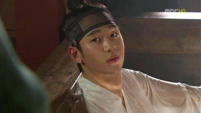 拥抱太阳的月亮