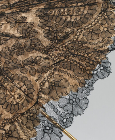 阳伞 （Parasol），1880 阳伞布鲁克林博物馆服装集合中最常见的类型是与黑色蕾丝叠加光色塔夫绸。在这里看到的阳伞外，其余由该句柄的迷人配置设置。非常独特的象牙马的蹄子是完整与底部螺栓