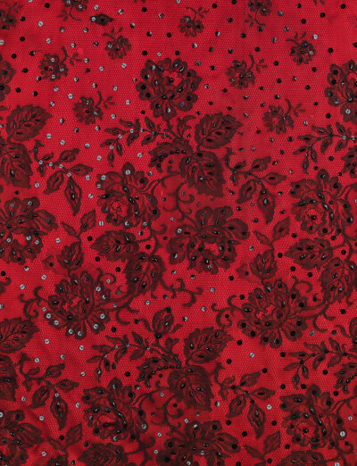 鸡尾酒会礼服 （Cocktail Dress），巴黎世家，春夏 1948 这个精致的鸡尾酒礼服由西班牙设计师克里斯托瓦尔巴黎世家设计，其利用了新面貌的剪影。其由巴黎设计师克里斯汀• 迪奥收集。斗牛士般黑色蕾丝花卉图案在深红…