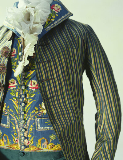 男士西装 （Man’s Suit）1790 这件背心是微妙地结合了绣拱门和列中的古罗马风格的柱子的风格。 在 18 世纪，新古典主义影响了下半年期间的古罗马。哥特式的废墟和遗迹被频繁地被采用为绘画、 花园的夹具。 在 1780 …