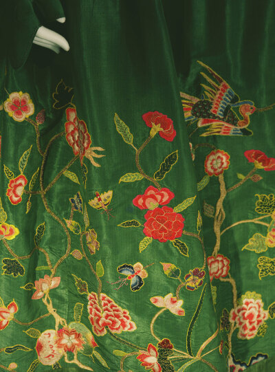 衬裙，1720 类似于中国的裙子，反映出了中国的影响力。通过利用的中国刺绣使用&amp;quot;ungen&amp;quot;（传统着色技术所表示的纬向的树荫，同一色相的颜色），在衣服上蜡染上如开花植物、 桃子哪个中国象征着好兆…