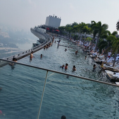 新加坡滨海湾金沙酒店（ MarinaBaySands ）五十五层楼高空中花园无边游泳池