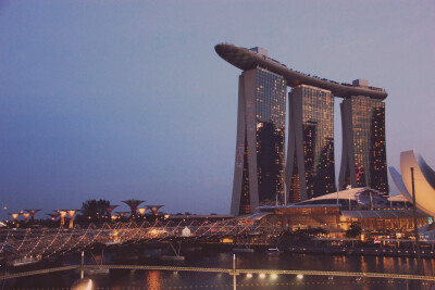 新加坡滨海湾金沙酒店（ MarinaBaySands ）五十五层楼高空中花园无边游泳池