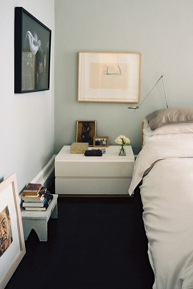 卧室，方方正正的床头柜，墙的颜色很淡雅，跟白色的木质家具很搭。