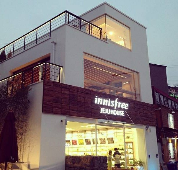 韩国 innisfree jeju house 关键人家代言人李敏镐超级帅！喝完饮料可以要张大海报！