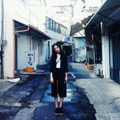 就想远远地看你一眼 你也不用发现我 一眼就好