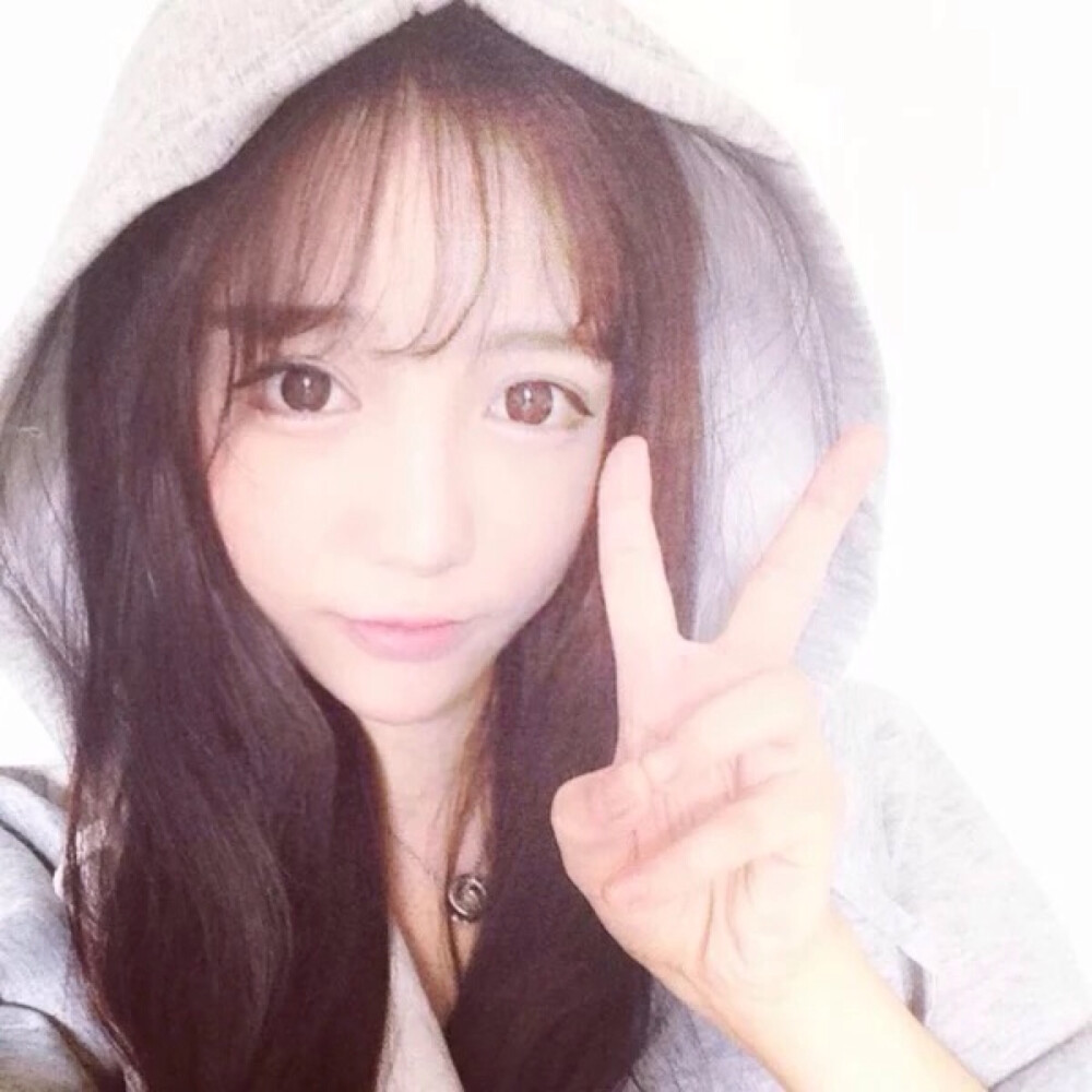 世上最痛苦的不是落单，而是身边有一圈人，却让你感觉自己孤身一人