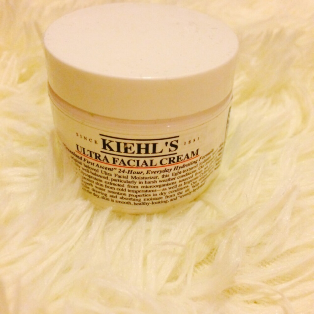 KIEHL'S家的这款24hours保湿面霜真的很保湿但是不适合夏季用 太油了 而且我也不太喜欢早上用 觉得脸被糊了厚厚一层 虽然他家这款面霜可以摸完后直接上妆 但我还是把它用来当晚霜 真的很滋润皮肤不干