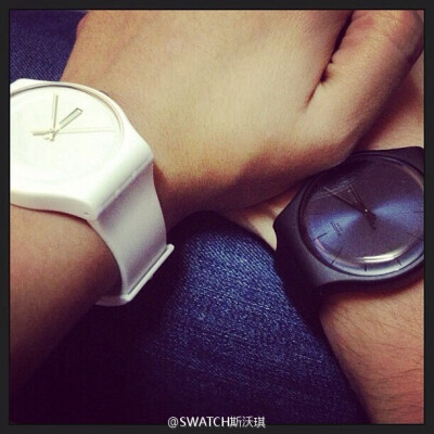 #SwatchCouples# 玄黑赛夜[SUOB702]，净白无邪[SUOW701]。“谁说不能黑白配，世界上没有什么事，能够如此地绝对….”