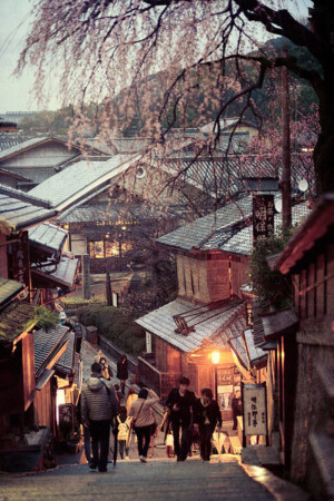 Ninen-zaka and San’nen-zaka approaches, Kyoto, Japan(by Ming-chun)。日本京都三年坂(产宁坂)。位于清水寺附近的清水坂、二年坂和产宁坂是三条历史保护街区。三年坂建造于大同3年（808），连结清水坂与二年坂。由于这段坡道是通往祈求平安生产的子安塔（泰产寺）的参道，且日文读法中的生产平安“产宁”和“三年”发音接近，因此三年坂也被称为产宁坂。两旁房舍多半是江户时期的町屋木造房子，沿途商家多半贩卖清水烧、京都特产古风瓷品店以及古意盎然的饮食店和纪念品店。