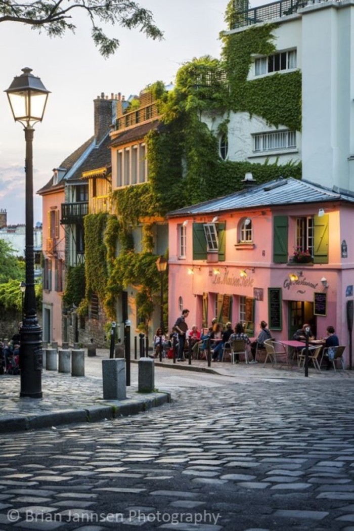 Montmartre,Paris, France。法国巴黎北部的蒙马特高地相对于巴黎其它各区而言地势实在是高，塞纳河无法逆其而上。蒙马特高地归属于巴黎市只有短短的一百多年时间，可以说是巴黎最年轻的一个区。这里有风景秀 丽的蜿蜒小径，有高大神圣的圣心教堂，有画家聚集的小丘广场，有夜夜笙歌的红磨坊，还有写满爱情的巴黎爱墙。这是一个和谐包容了宗教、艺术、香艳和爱情的地方。