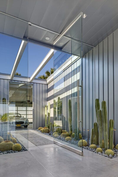 House | Palm Springs, California | Architect Michael Johnston | Photo by James Haefner.
