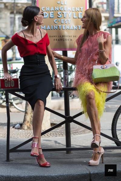 Anna Dello Russo的BFF，吉尔安娜-巴塔利亚 (Giovanna Battaglia) ，意大利《L'UOMO Vogue》的时装编辑，同时是《W》杂志的自由造型师和专栏作家。这两人总是会一起出现在时装周的街拍中，她们不仅仅是好朋友那么简…