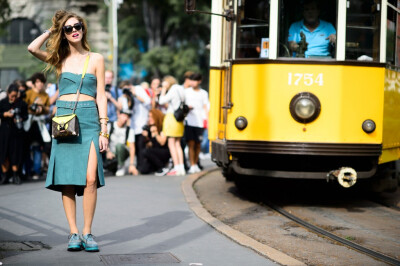 大名鼎鼎的Chiara Ferragni，意大利新生代的Fashion icon，这妞儿把自己经营的相当成功啊，你们知道她一年能赚多少钱么，三千多万，这只是她自有鞋履品牌Chiara Ferragni的收入，还没算期待广告收入，相信大家都知道…