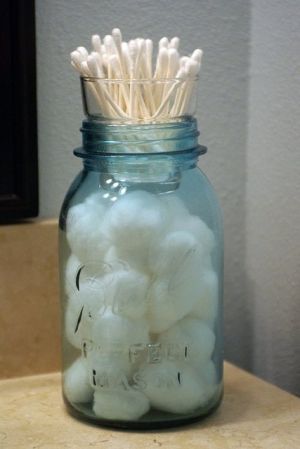 这个创意不错啊~棉签和棉球组合放在一块的，省一个地方啦，瓶子好漂亮啦~也防尘~~~