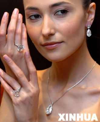 模特在展示一套估价为3030万―4350万港币的足色全美钻石首饰。