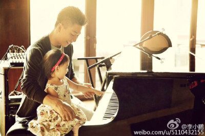 Together to play the piano