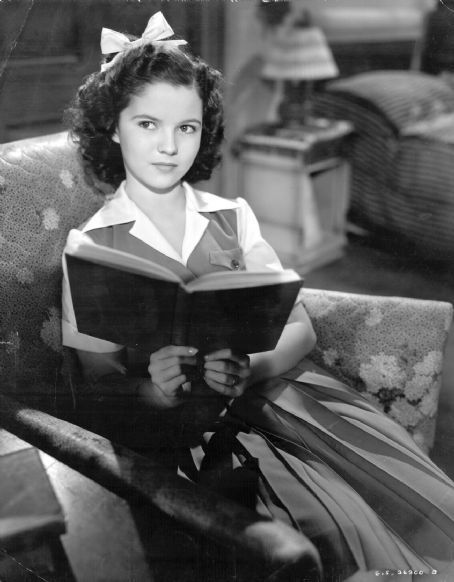 Shirley Temple 秀兰·邓波尔 （1928 — 2014） 明亮的眼睛、张开的滚圆手臂让每个人着迷；甩动的满头卷发为人们带来欢乐。1935 年至1938 年期间，Shirley Temple 成为全美国票房号召力最高的电影明星，将战后的20 世纪福斯电影公司从破产危机中拯救出来。年仅7 岁就获得了第7 届奥斯卡特别金像奖，在12 岁之前，她已经出演了超过40 部电影了。1950 年，她完全退出影坛，这个时机选得恰到好处。她不能再饰演天真无邪的角色，而全世界依然希望如此。