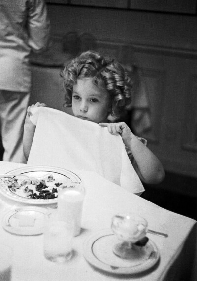 Shirley Temple 秀兰·邓波尔 （1928 — 2014） 明亮的眼睛、张开的滚圆手臂让每个人着迷；甩动的满头卷发为人们带来欢乐。1935 年至1938 年期间，Shirley Temple 成为全美国票房号召力最高的电影明星，将战后的20 世…