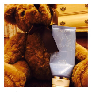 LANCÔME水凝保湿面膜 深层补水，击退细纹 这款面膜是涂抹水洗型的，可以在晚上洗澡的时候就搞定，或者是早上起来刷牙的时候敷一下的面膜。只需要5到10分钟，就可以迅速补充水分，对小干纹很有用，敏感肌也可以用。比较温和，专业补水，除了补水没有其他效果。 价格还好，100ml，300不到